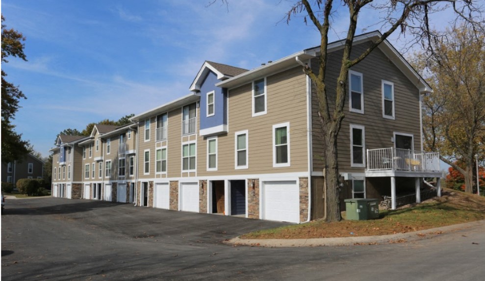 Photos and Video of Kendallwood Apartments in Gladstone, MO